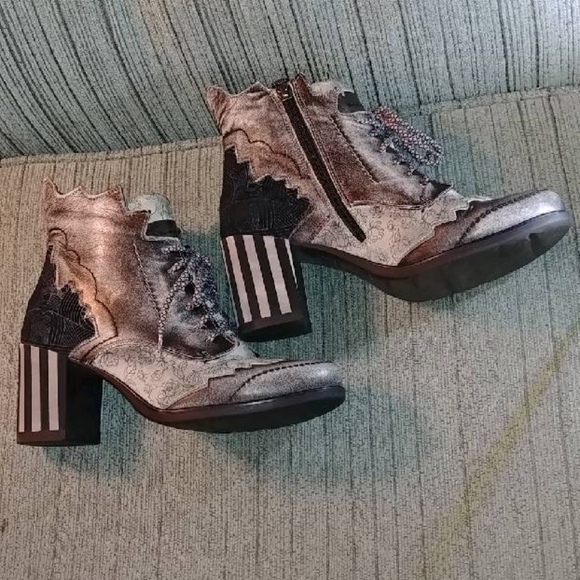 Maciejka 38 + 39 mismatched booties - Picture 3 of 11